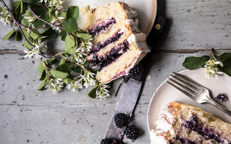 Pastel de vainilla con zarzamoras